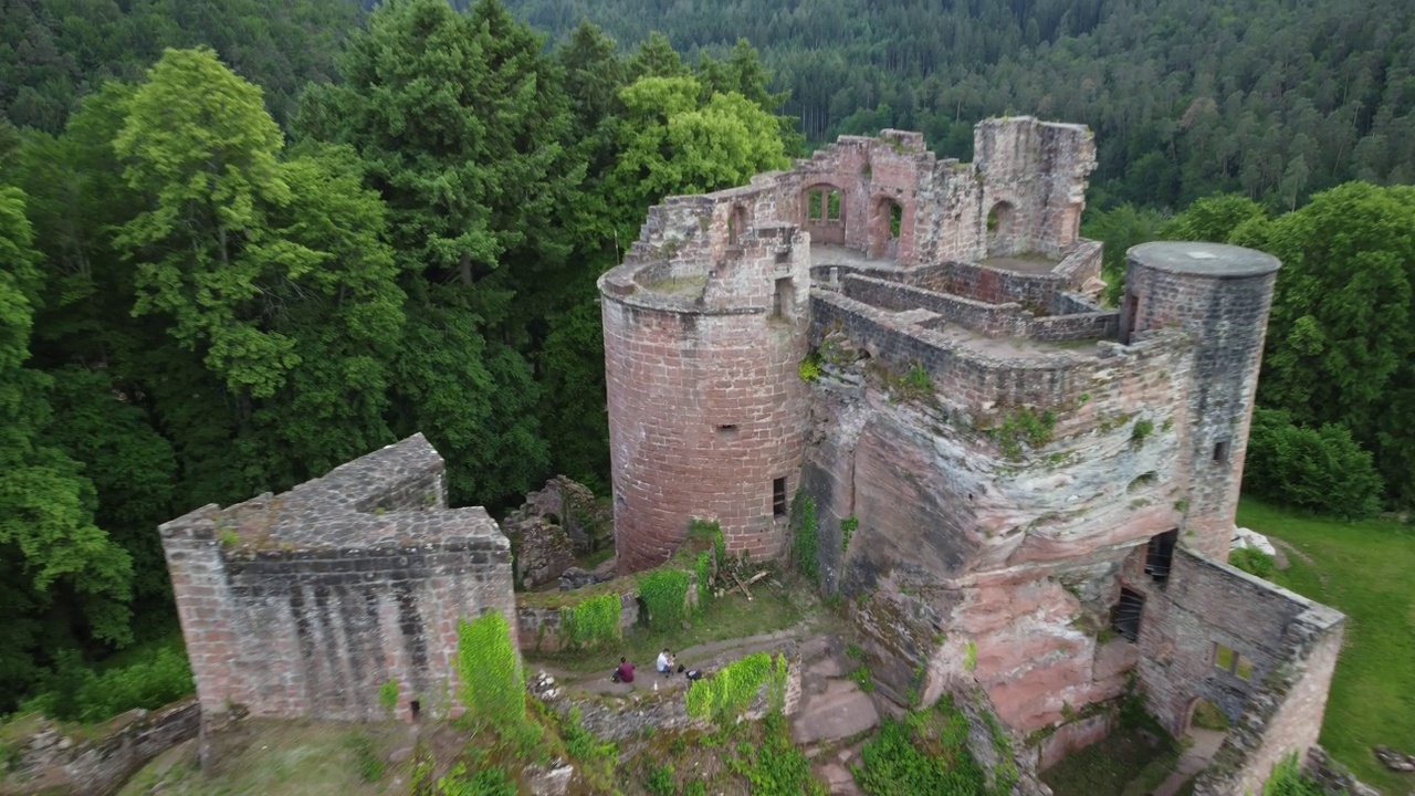 无人机拍摄的位于德国一座绿色山顶的旧城堡“Burg Neu-Dahn”视频素材