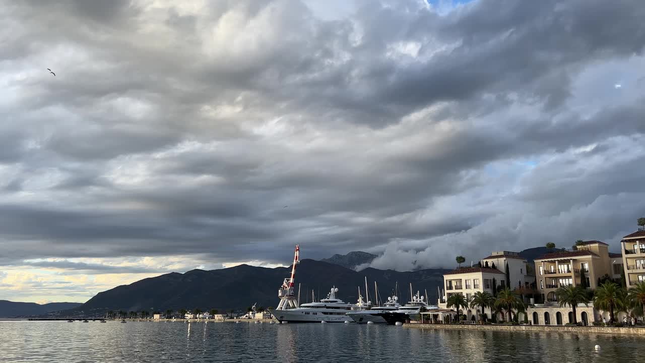 游艇停泊在卢斯蒂卡湾海岸，以群山为背景。黑山共和国视频素材