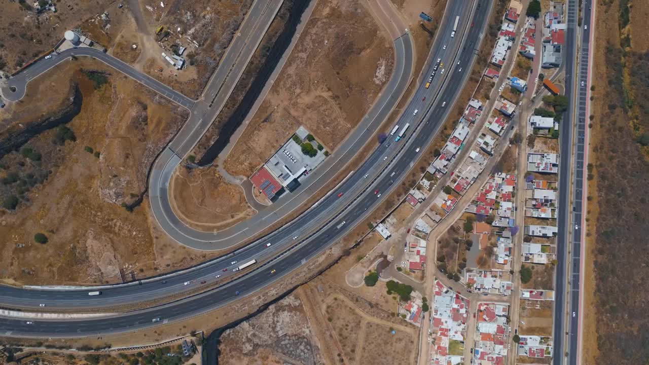 aerial view of the entrance to the city of querétaro, mexico queretaro highway with calm traffic during sunset, in the background the valley of the city视频素材