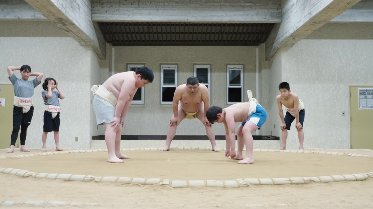 相扑教练在训练中监督小学生视频下载