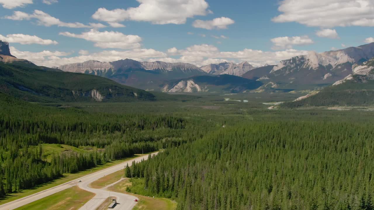 在贾斯珀省立公园，无人机俯瞰森林和落基山脉之间的高速公路视频素材