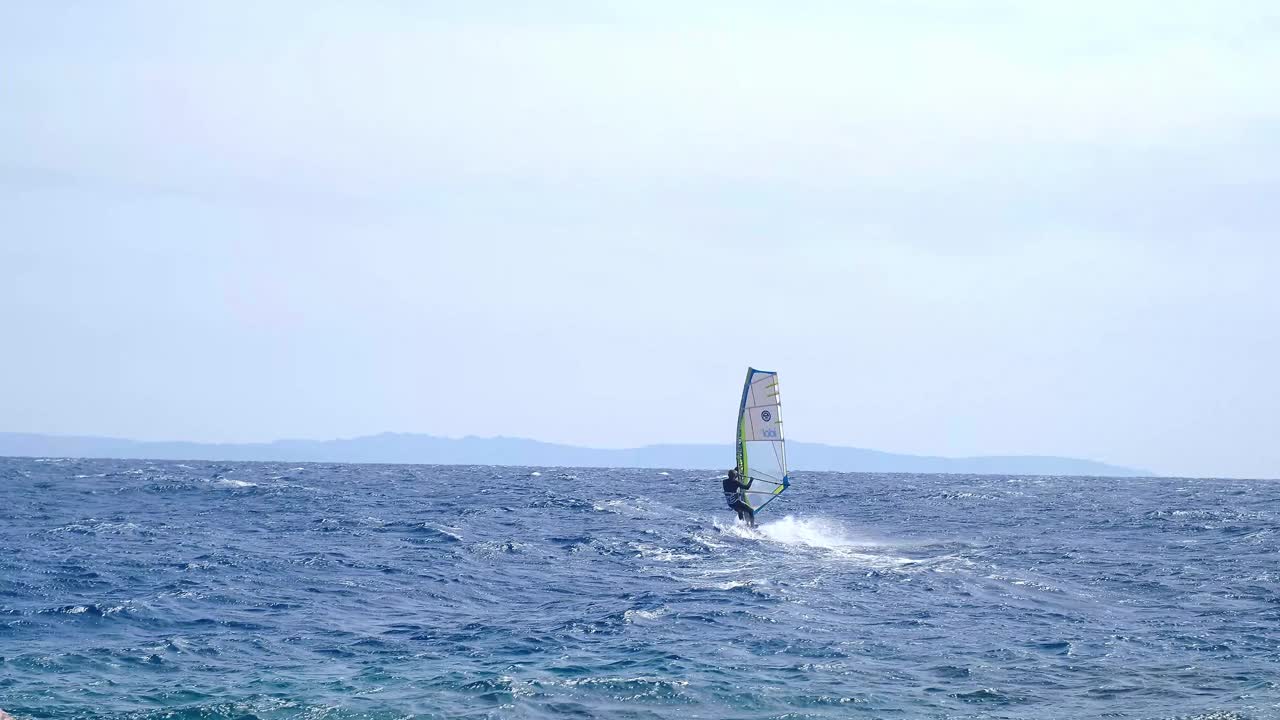 海风暴，海浪在海岸的岩石上破碎，引起水的爆炸，海浪，海滩，黄沙和岩石视频素材