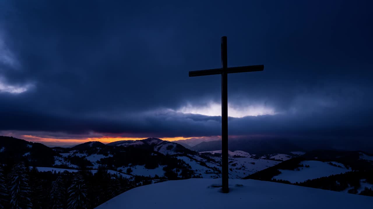 五彩缤纷的日出在冬季农村自然与宗教基督教钢十字架在雪山顶部与快速云天空时间流逝视频素材