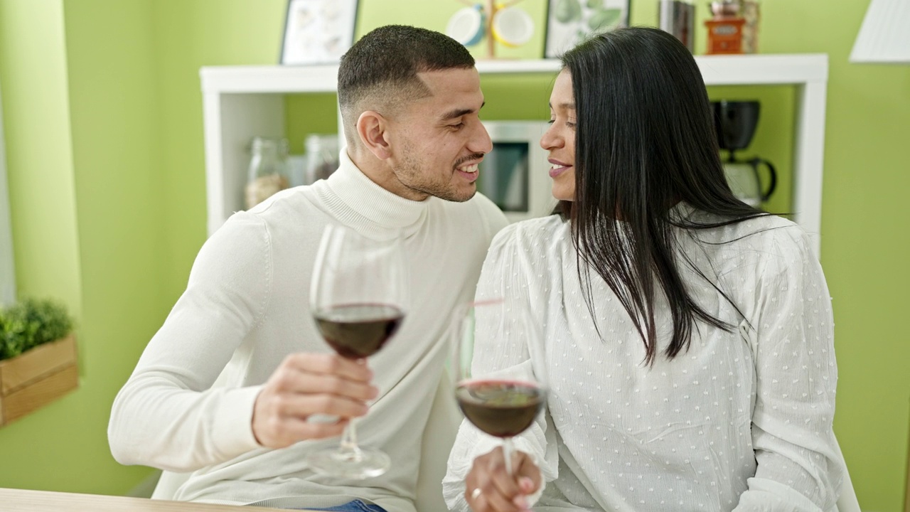 一男一女夫妇在家里举杯祝酒视频素材