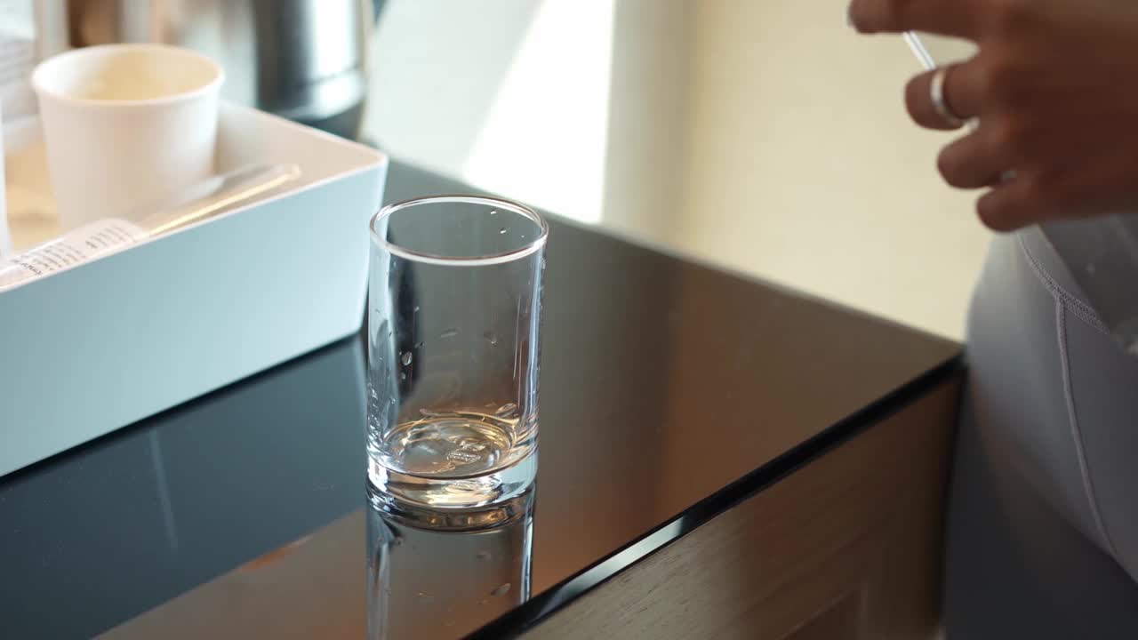 亚洲妇女在家里喝新鲜的水。视频素材