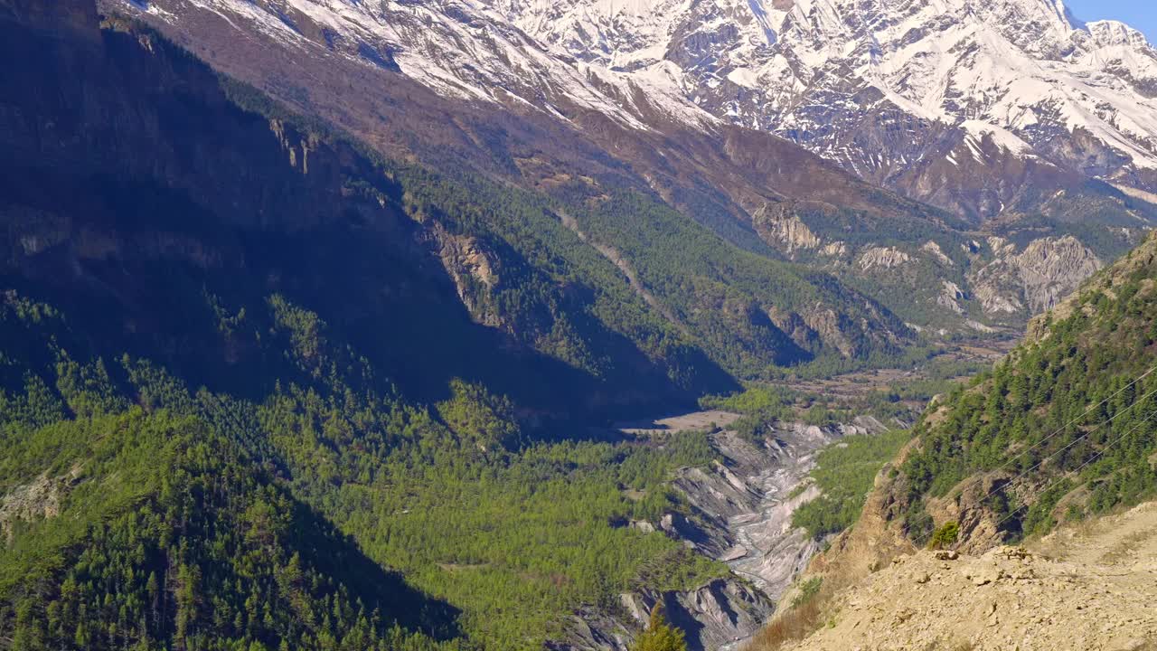 尼泊尔喜马拉雅山脉的安纳普尔纳山峰和河谷的全景视频素材