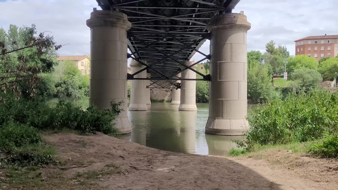 Under the Iron bridge of Logroño, La Rioja, Spain.视频下载