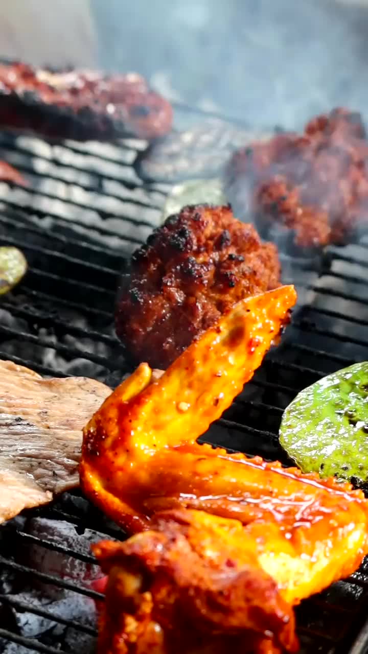 Grilled nopales, chicken, sausage ​​and grilled beef视频下载