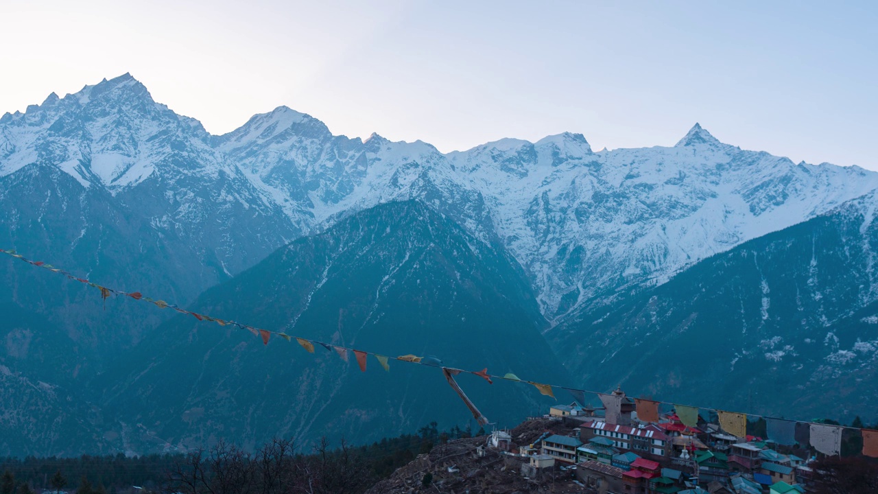 卡尔帕村的清晨4K延时拍摄，背景是雪山，经幡在风中飘扬。从印度卡尔帕看，喜马拉雅山脉与金纳尔冈仁波齐峰。视频素材