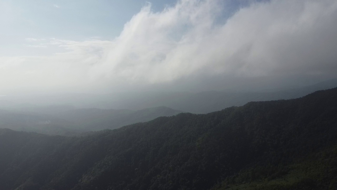 清晨在山上。视频素材