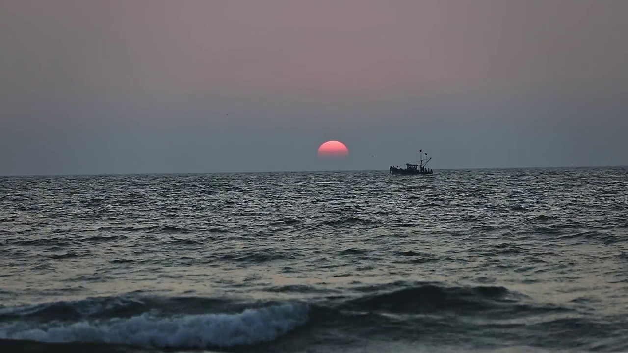 海上日落或日出的空中电影视图和一艘漂浮的船视频素材