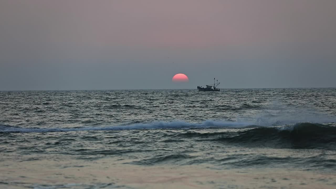 海上日落或日出的空中电影视图和一艘漂浮的船视频素材