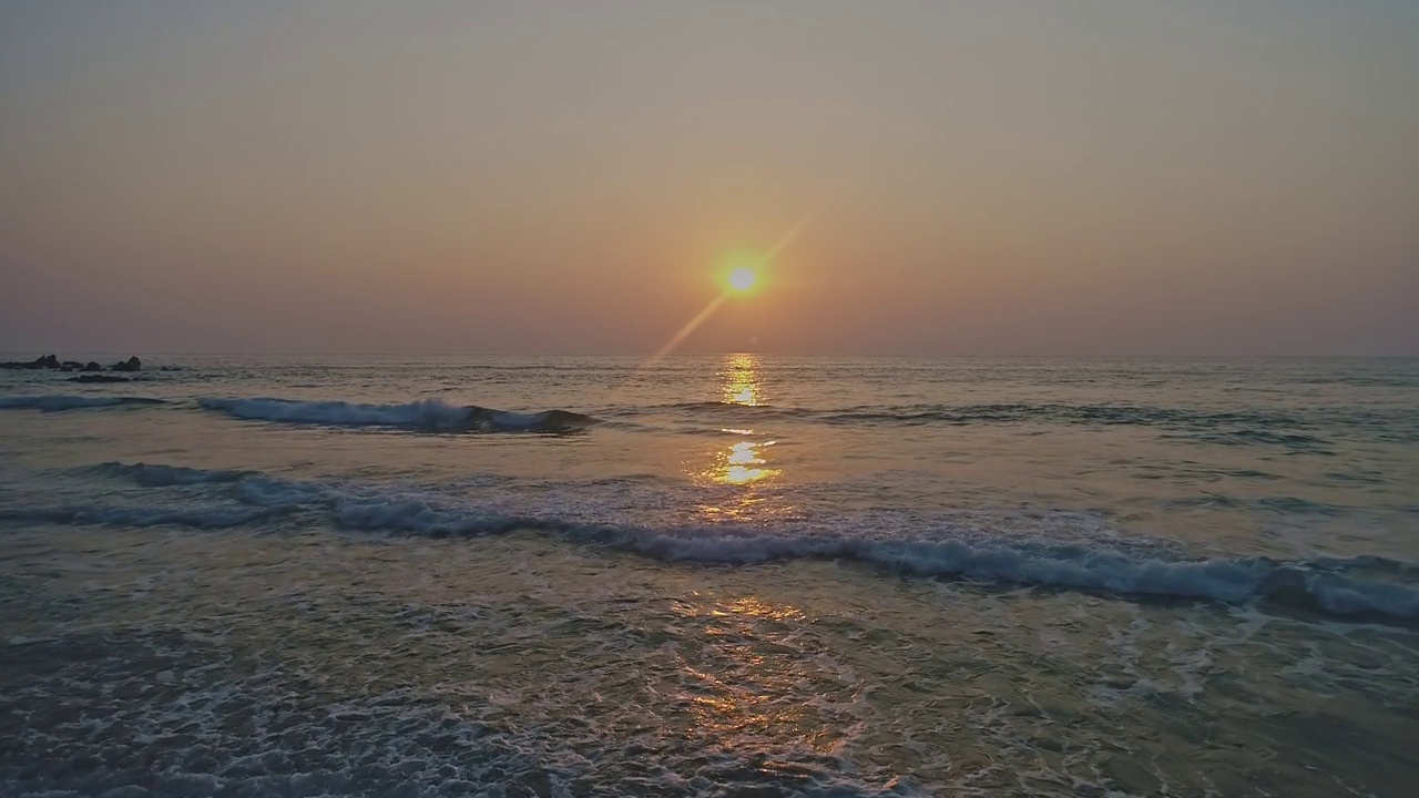 海面上平静的海浪，鸟瞰美丽的日落视频素材