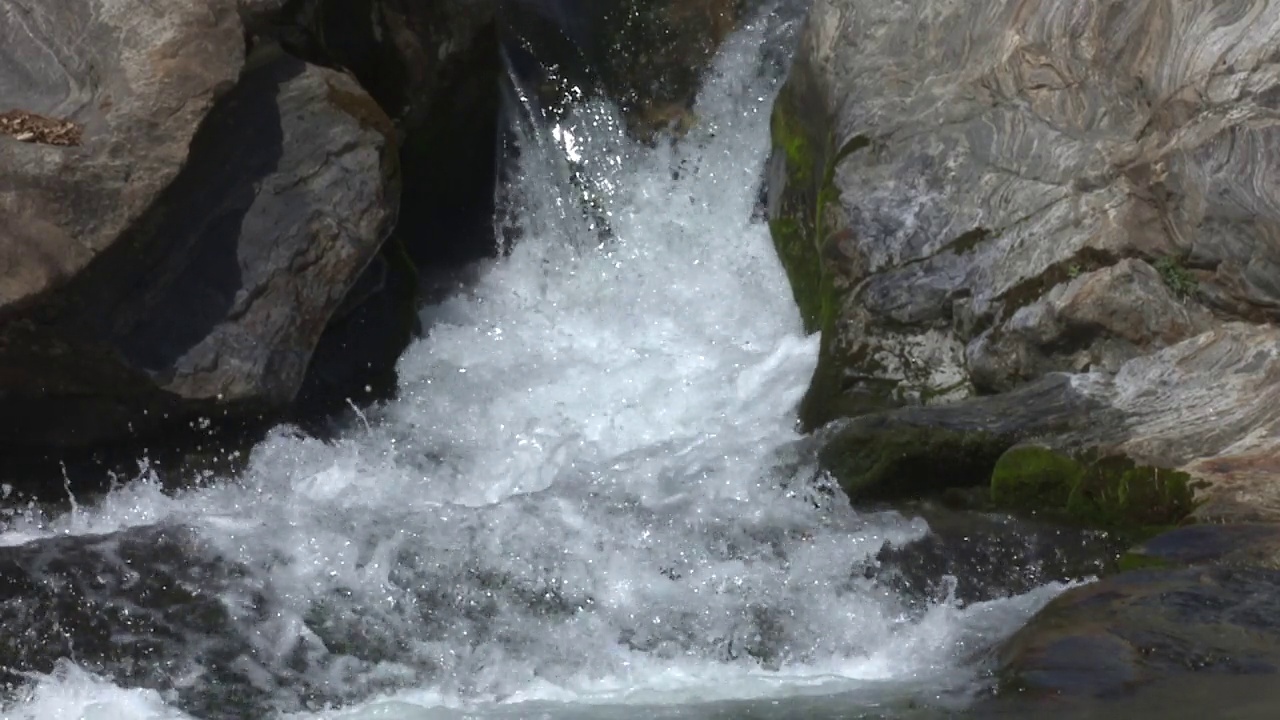 韩国忠清北道堤川市德东溪谷的流水视频素材