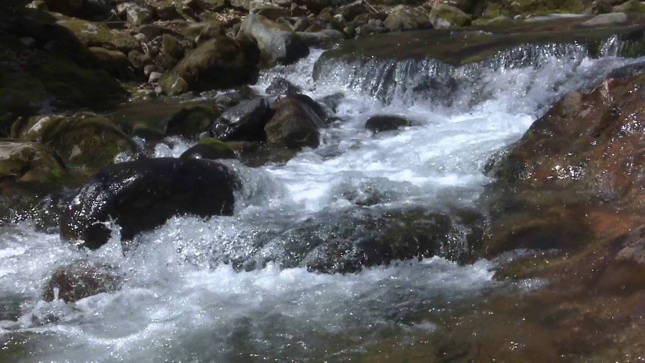 韩国忠清北道堤川市德东溪谷的流水视频素材