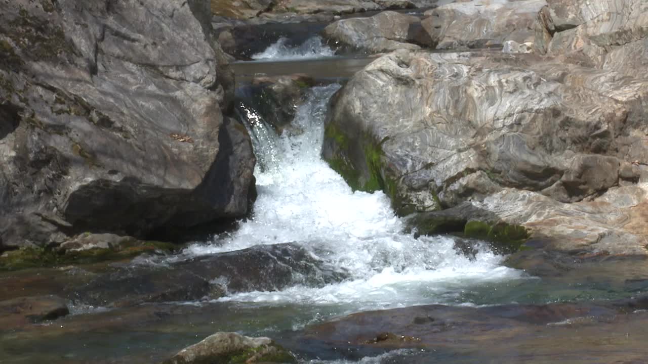 韩国忠清北道堤川市德东溪谷的流水视频素材