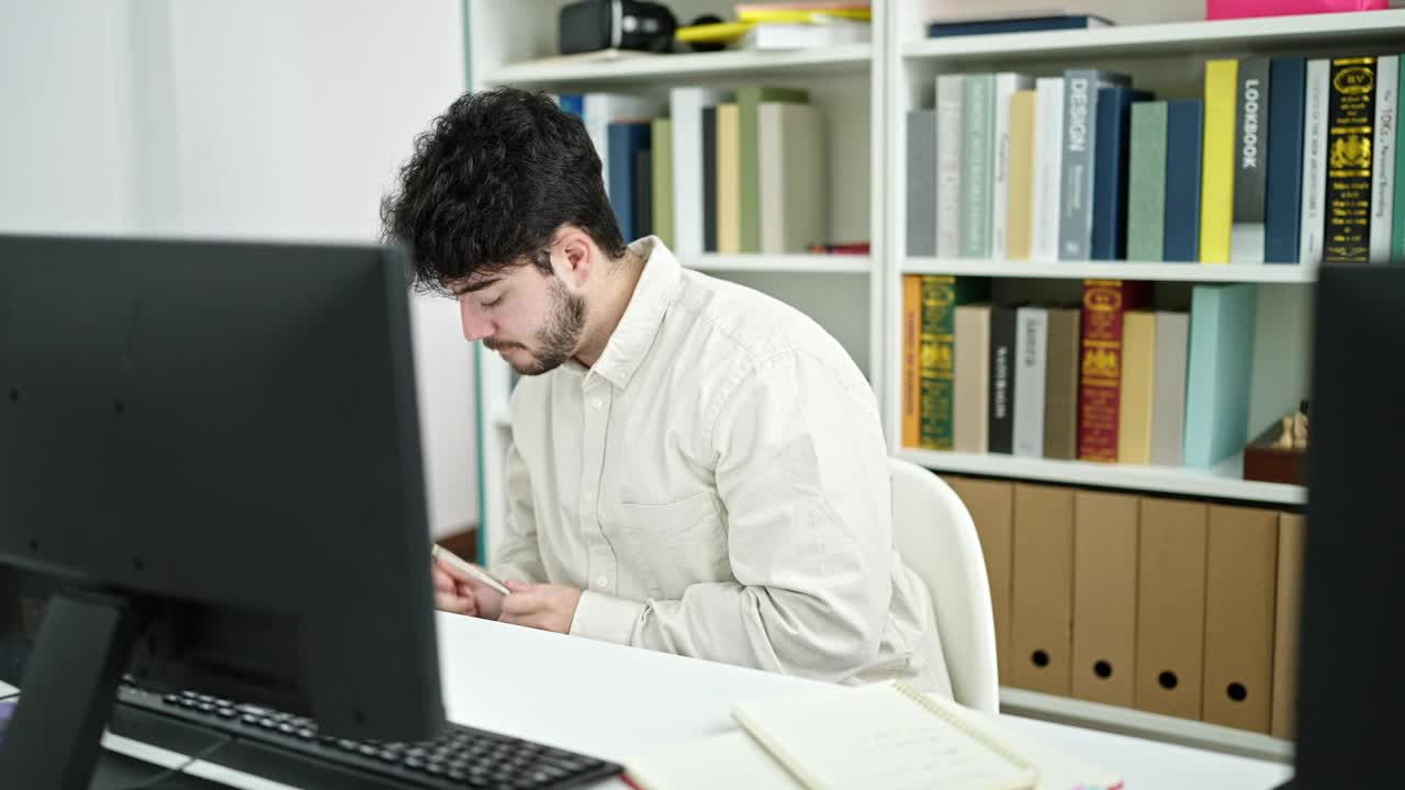 年轻的西班牙裔学生在图书馆大学用笔当鼓手视频素材