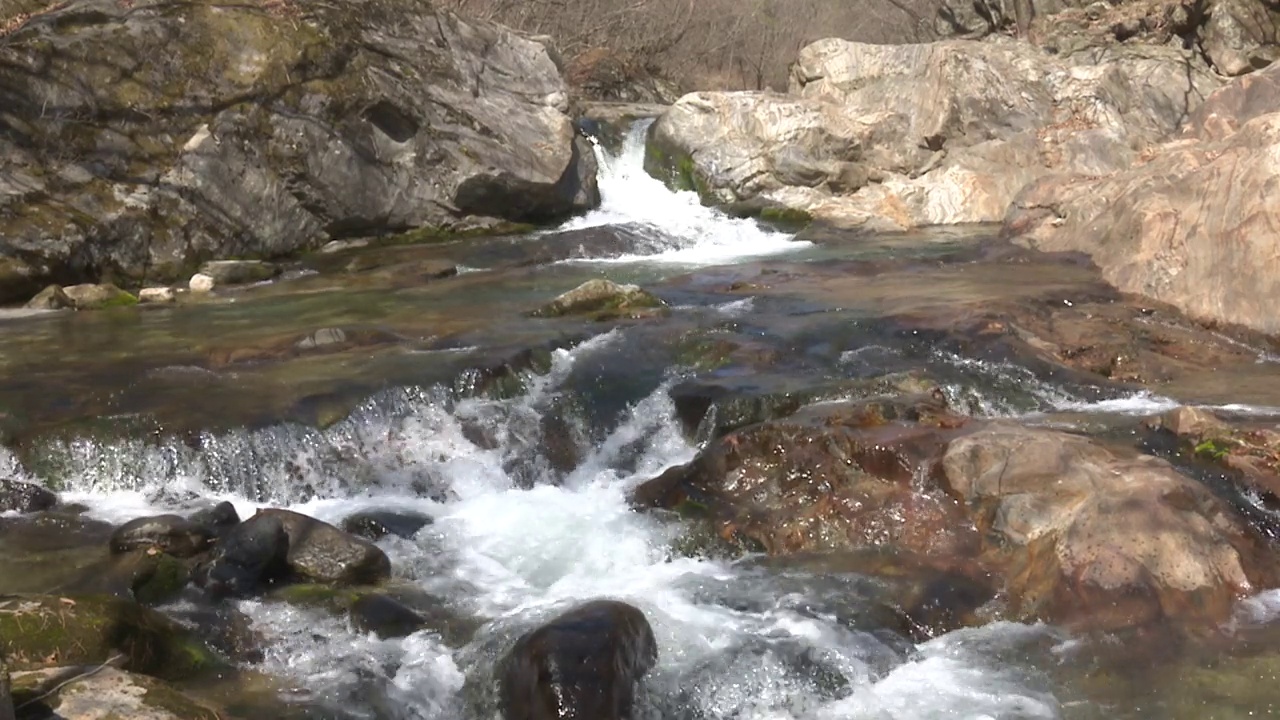 韩国忠清北道堤川市德东溪谷的流水视频素材