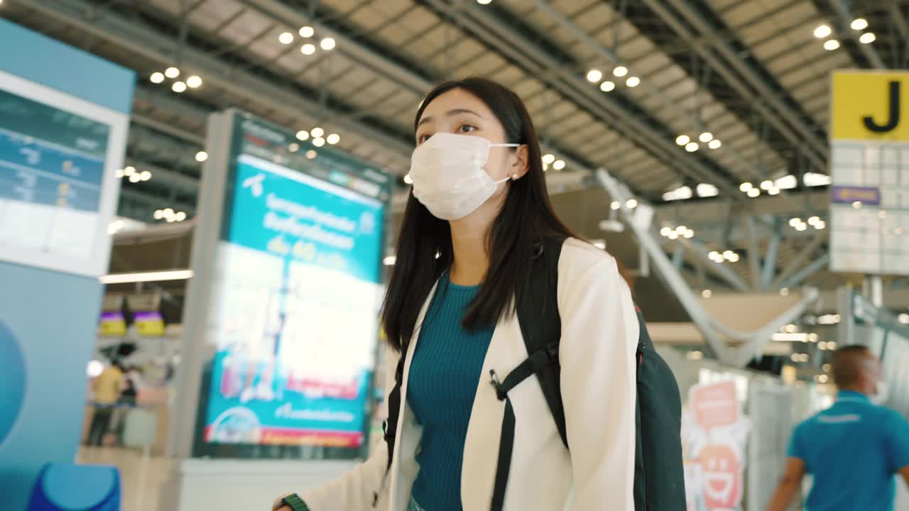 独自旅行的亚洲女子在机场的候机厅。视频素材