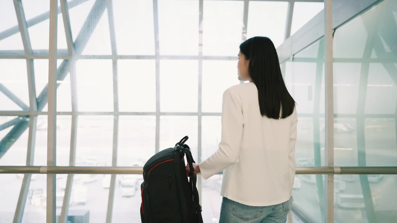 独自旅行的亚洲女子在机场的候机厅。视频素材