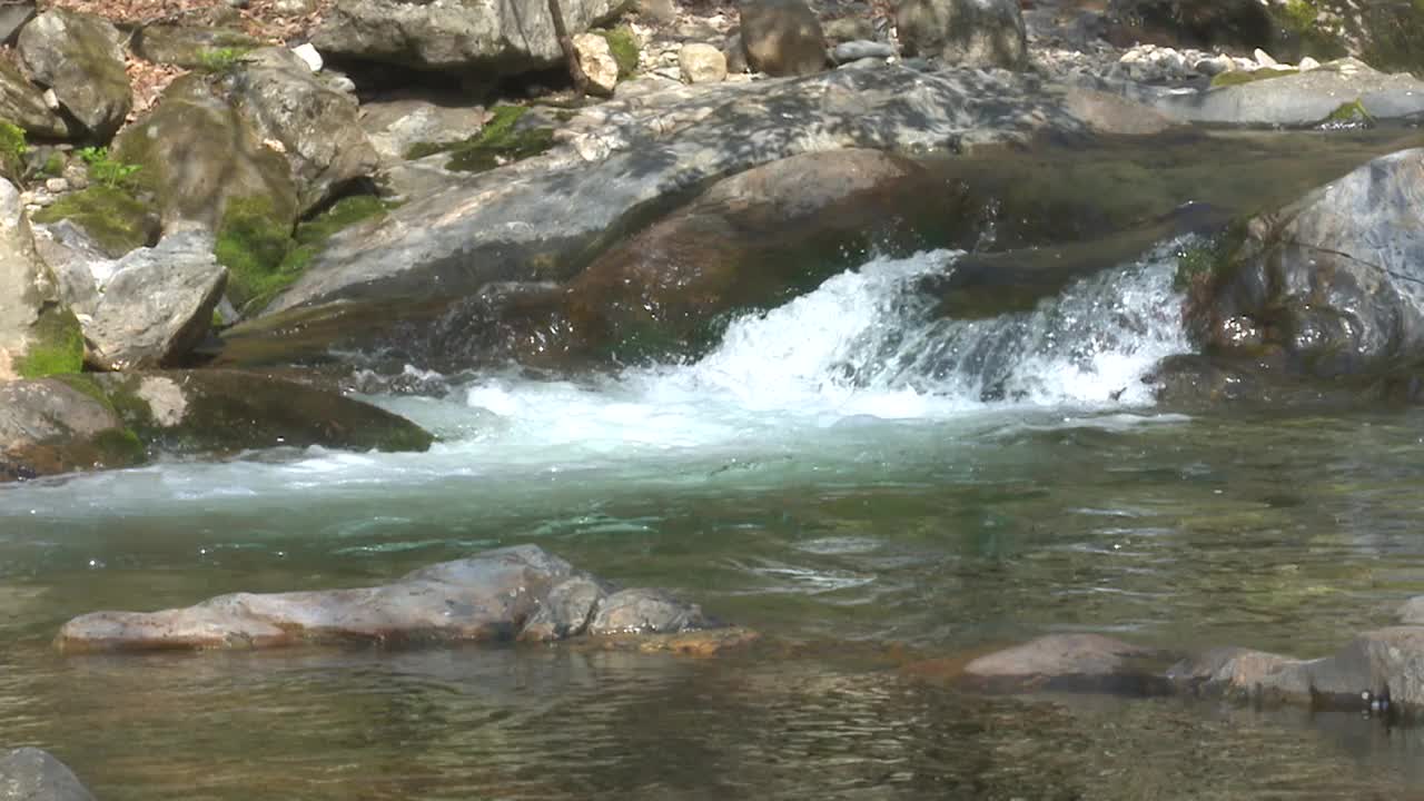 韩国忠清北道堤川市德东溪谷的流水视频素材