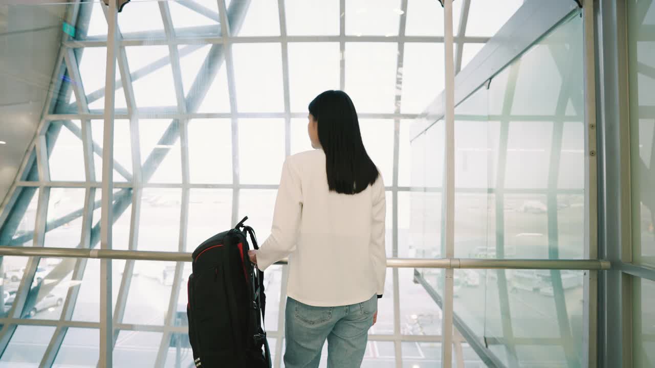 独自旅行的亚洲女子在机场的候机厅。视频素材