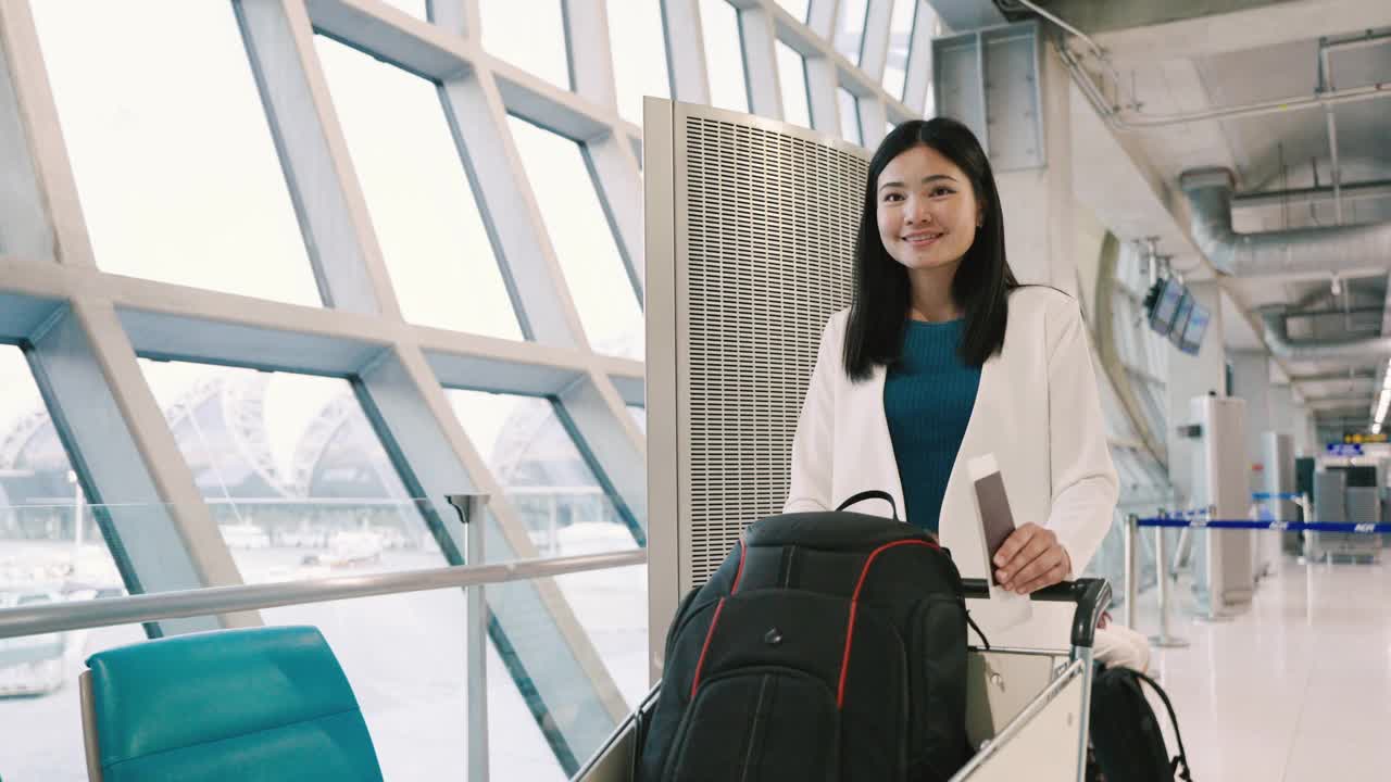 独自旅行的亚洲女子在机场的候机厅。视频素材