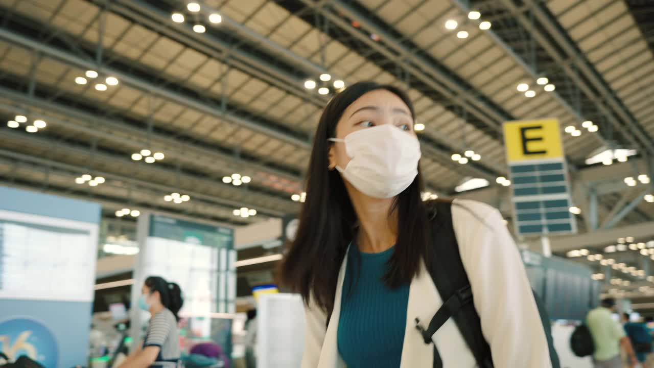 独自旅行的亚洲女子在机场的候机厅。视频素材