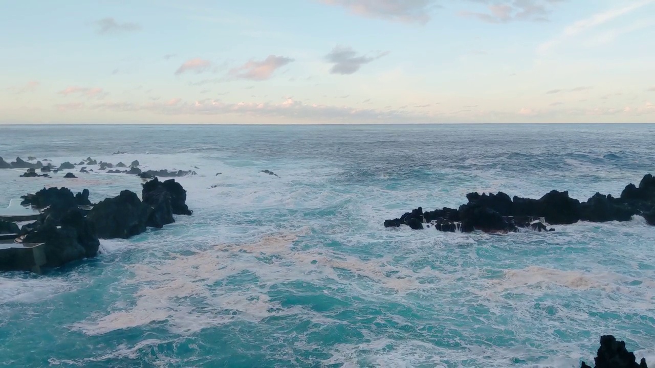 海洋里的泡沫和蓝绿色波浪。自然的背景视频素材