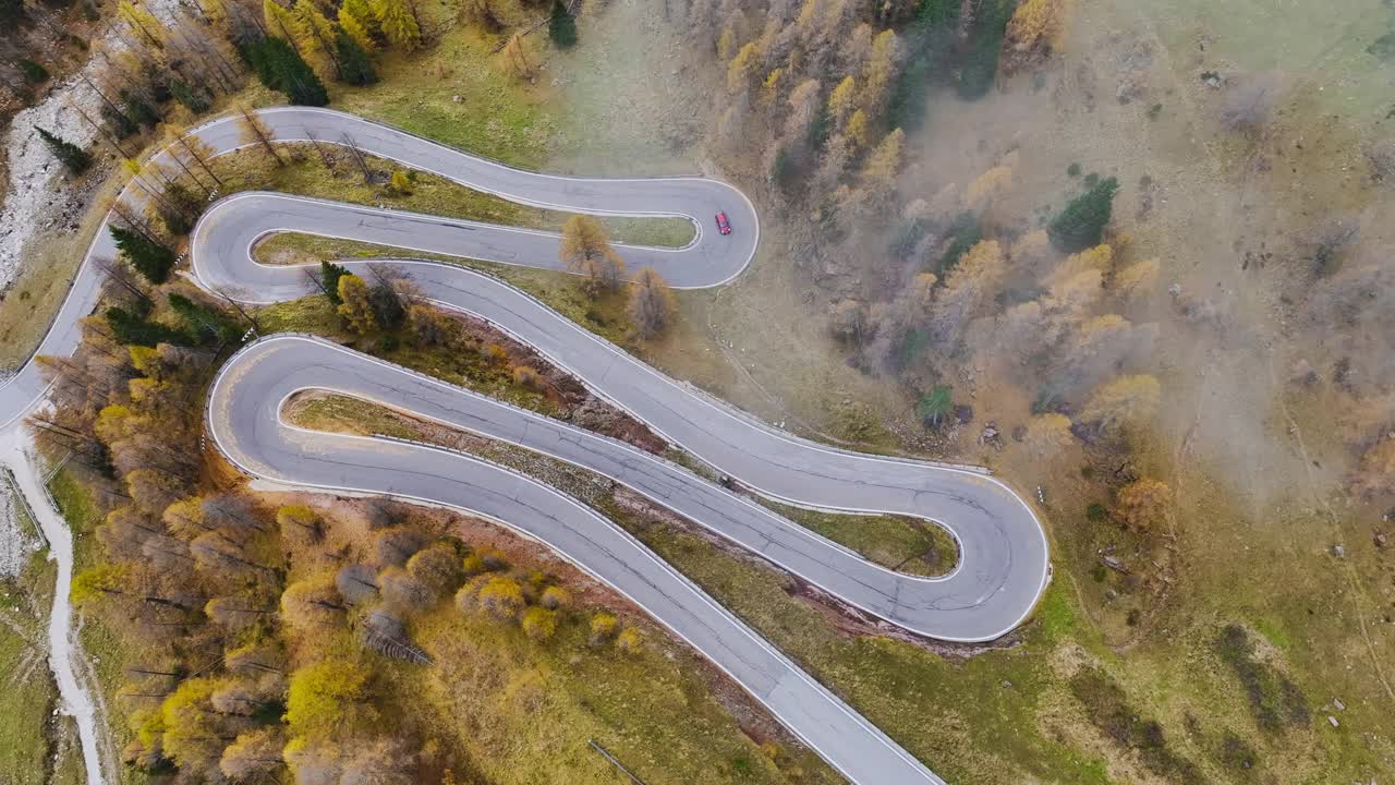 秋天，通过白云石蜿蜒道路的鸟瞰图视频素材