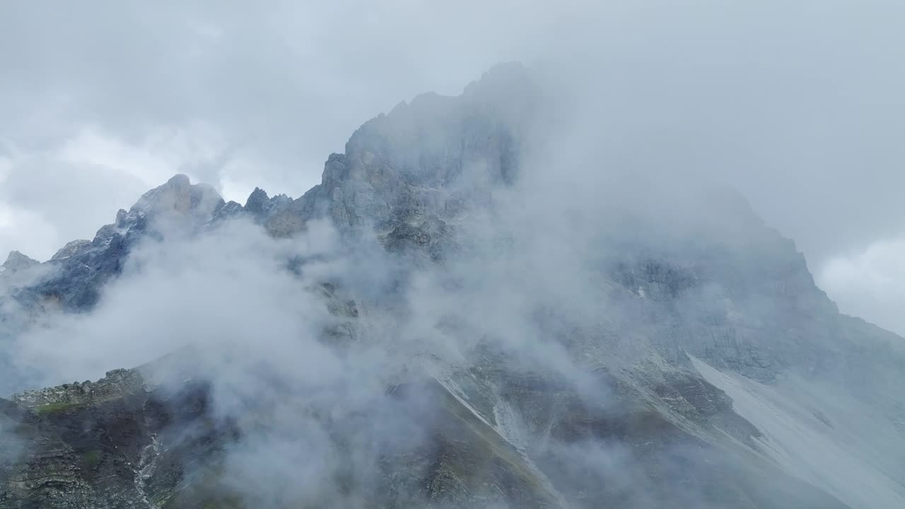 云中白云石的鸟瞰图视频素材