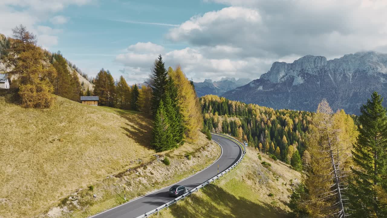 秋天，汽车在阿尔卑斯山蜿蜒的道路上的鸟瞰图视频素材