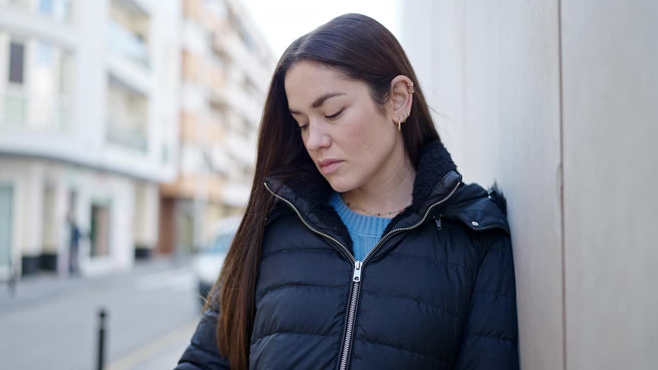 年轻的白人妇女严肃地站在街上视频素材