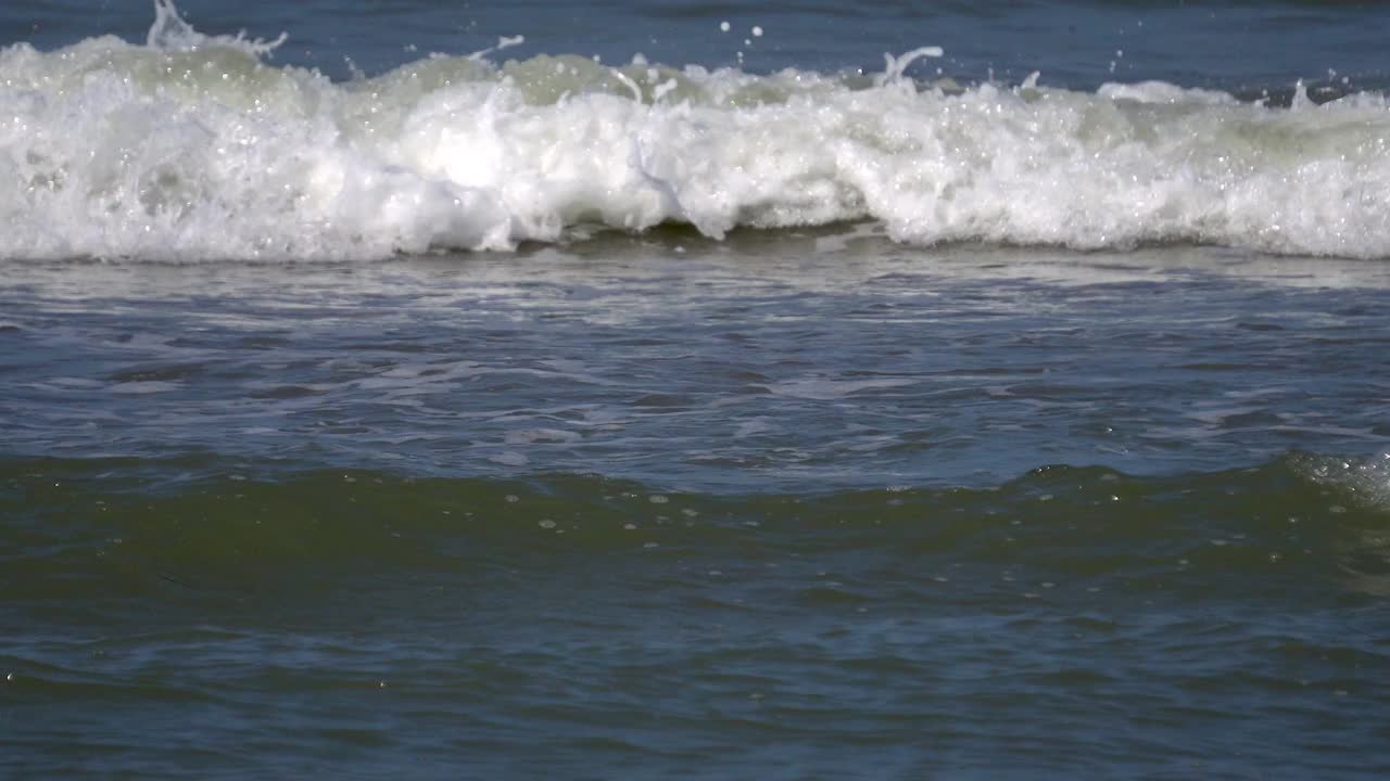 海浪冲击着热带海滩视频素材