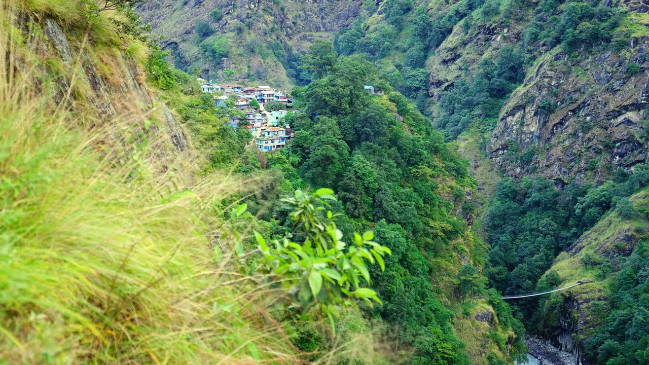 传统的喜马拉雅村庄Jagat在山区荒野沿安纳普尔纳电路跋涉，尼泊尔视频素材