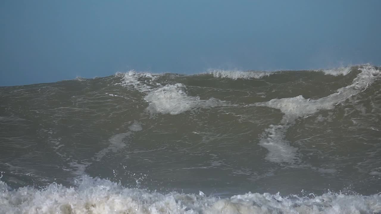 大浪飞溅。视频素材