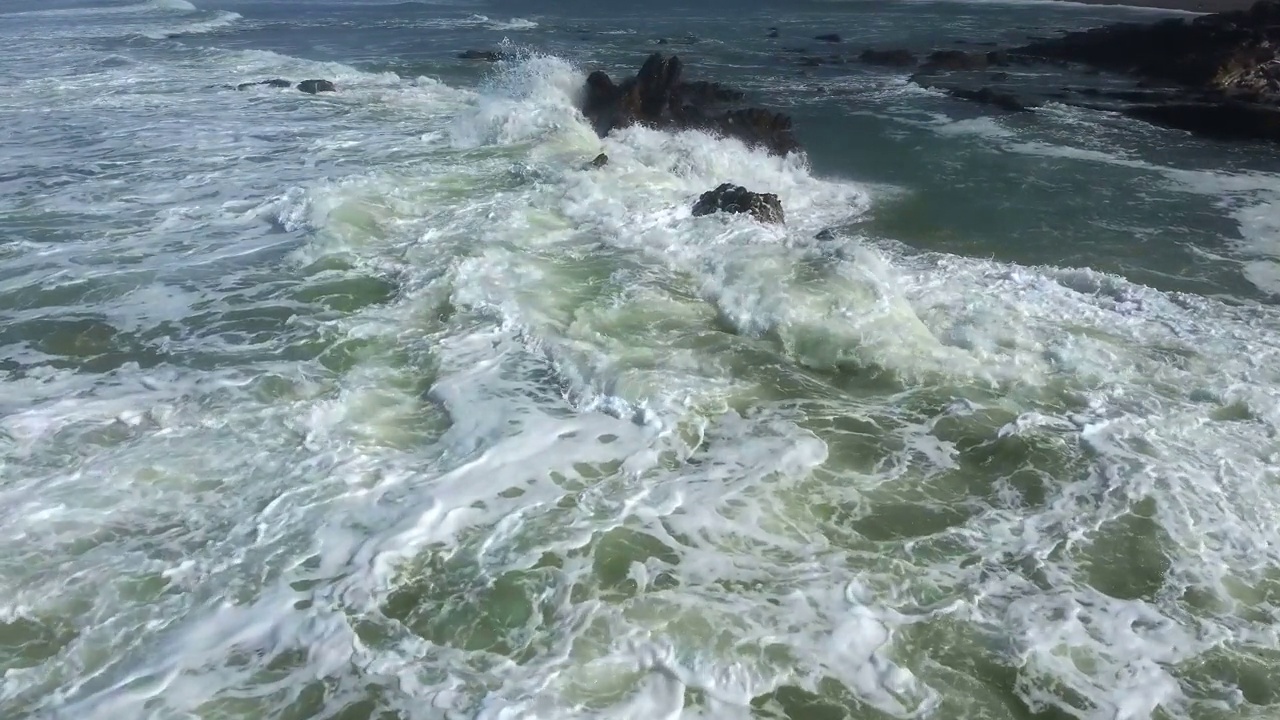 海浪冲击海岸视频素材