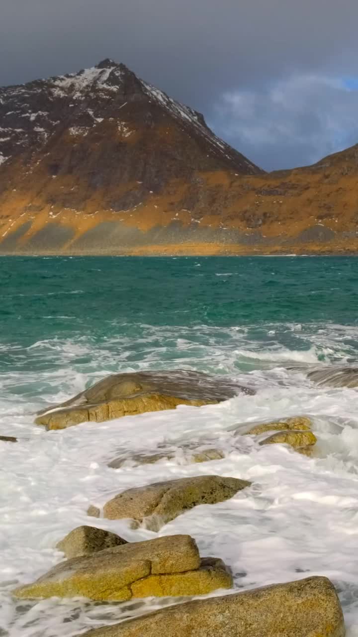 海滩和海浪。罗弗敦群岛，挪威视频素材