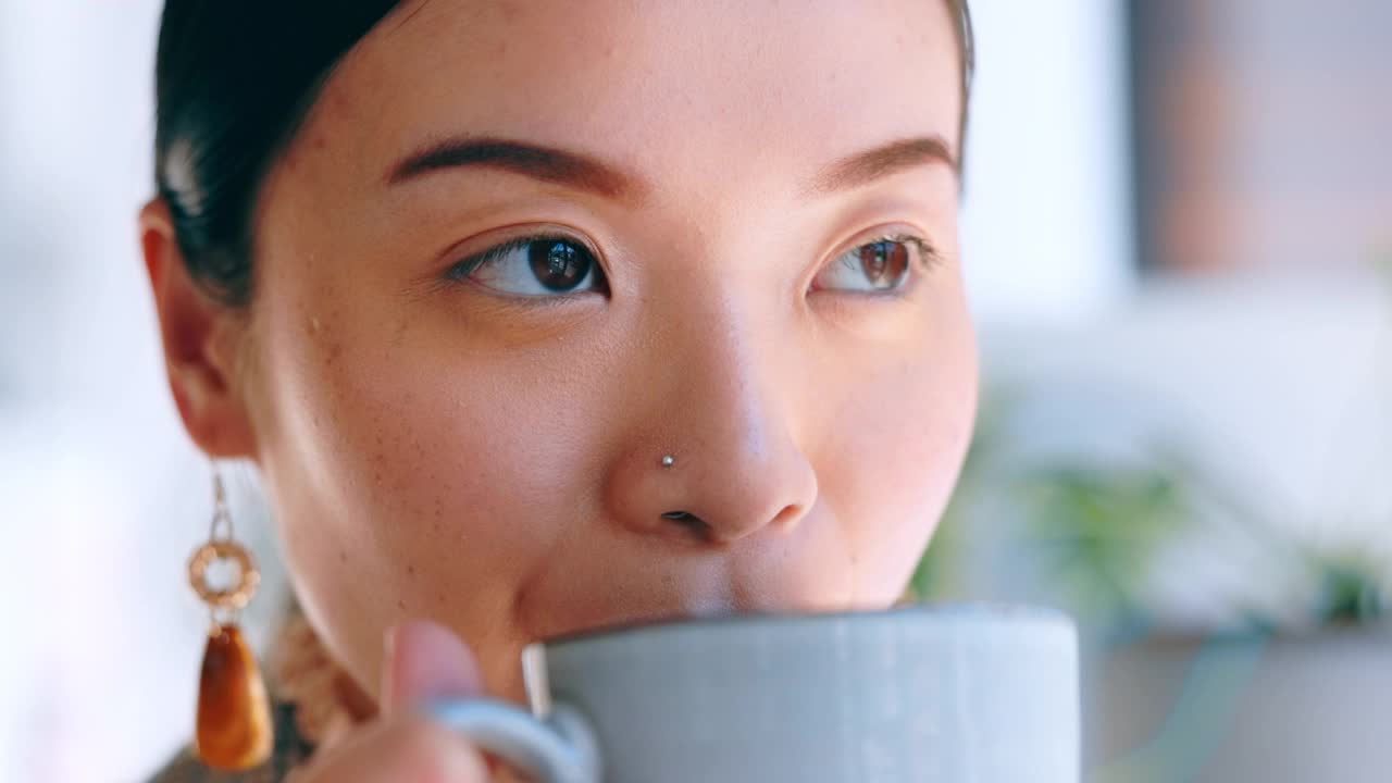 放松，咖啡杯和亚洲女人思考，未来和机会有想法，幸福和冷静。日本，女性和女士用茶，平衡和创意灵感用动力，喝酒和休息视频素材