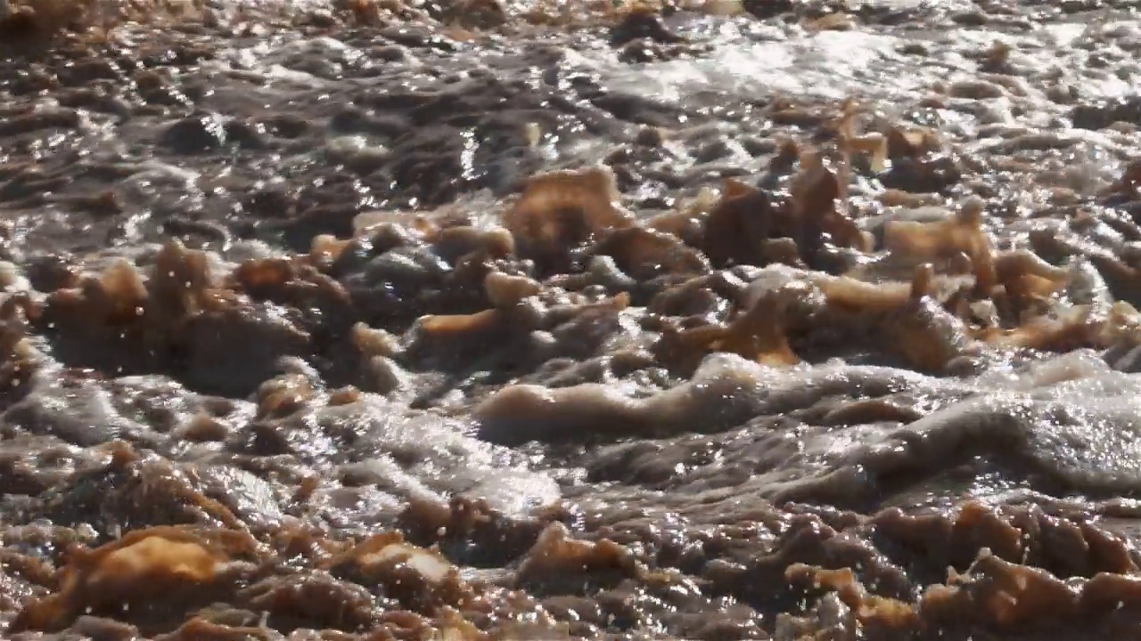 浑浊的河水缓缓流淌视频素材