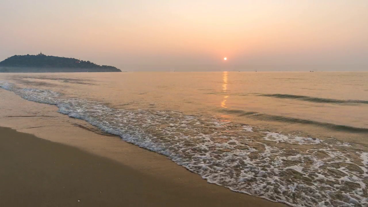 热带沙滩日出时间与海浪在班格鲁德海滩，Prachuap Khiri Khan泰国自然景观时间推移视频素材