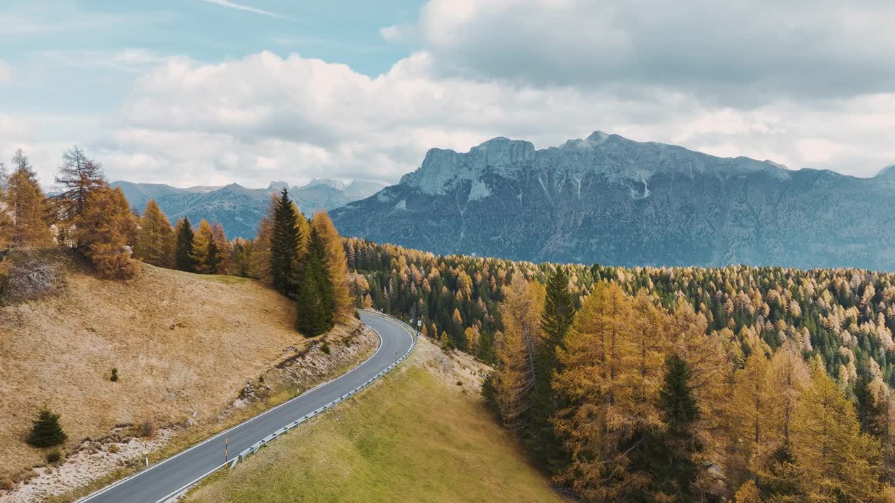 秋天，通过白云石蜿蜒道路的鸟瞰图视频素材