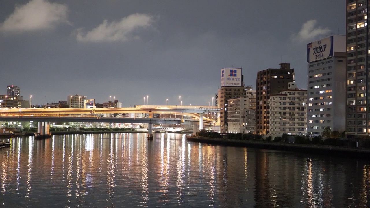 夜晚的日本桥河和东京市区高速公路视频素材