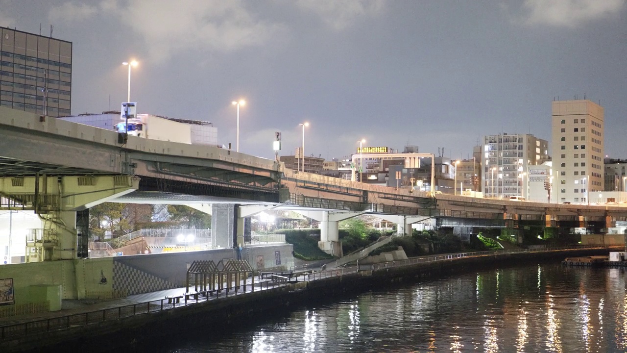 夜晚的日本桥河和东京市区高速公路视频素材