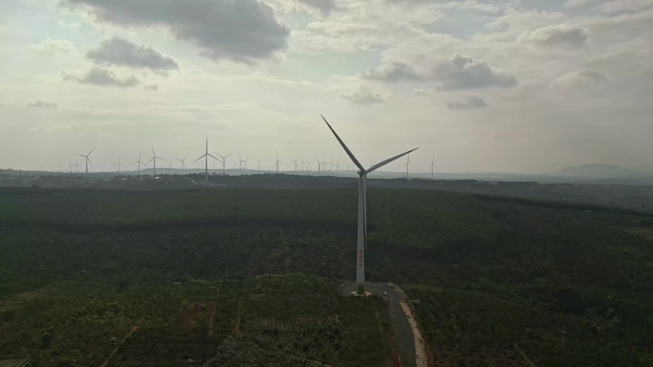 风力发电场产生替代绿色能源的无人机视图。山上风车公园里旋转的风力发电机。视频素材