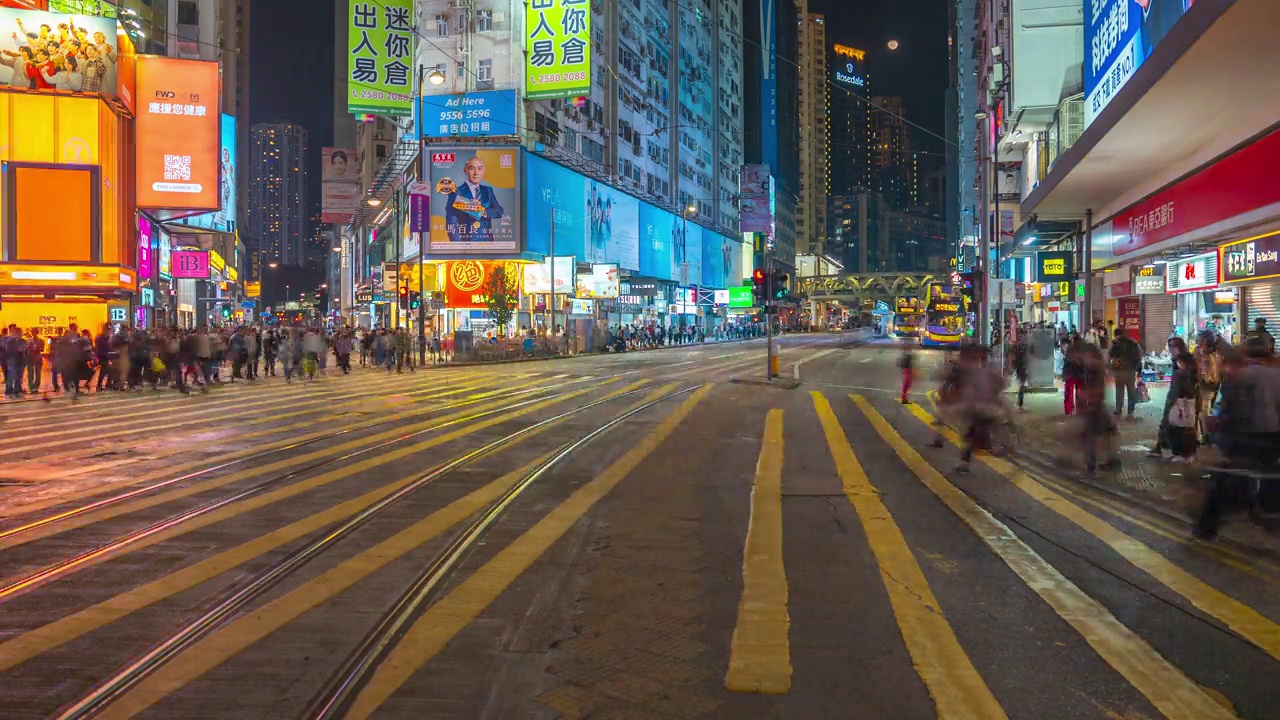时光流逝的香港城市街道，人过马路视频素材