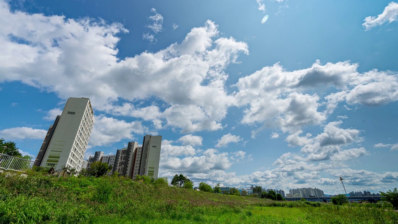 韩国京畿道南山区/南杨州市公寓周围的城市景观和移动的云视频素材