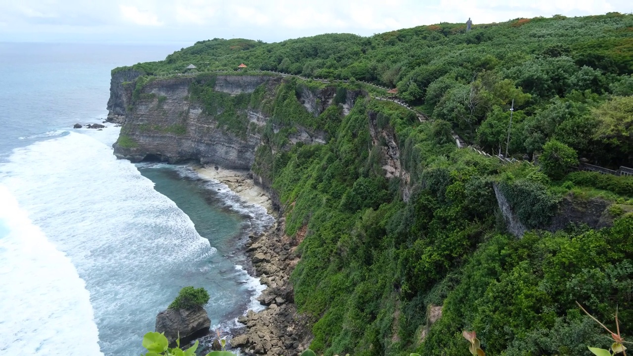 印度尼西亚巴厘岛乌鲁瓦图神庙的海岸线悬崖景观视频素材