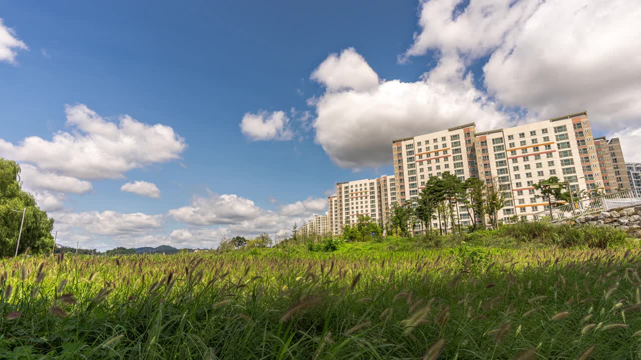 韩国京畿道南山区/南杨州市公寓周围的城市景观和移动的云视频素材