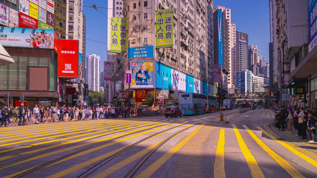 时光流逝的香港城市街道，人过马路视频素材